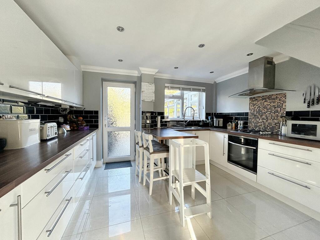 KITCHEN/BREAKFAST ROOM/UTILITY