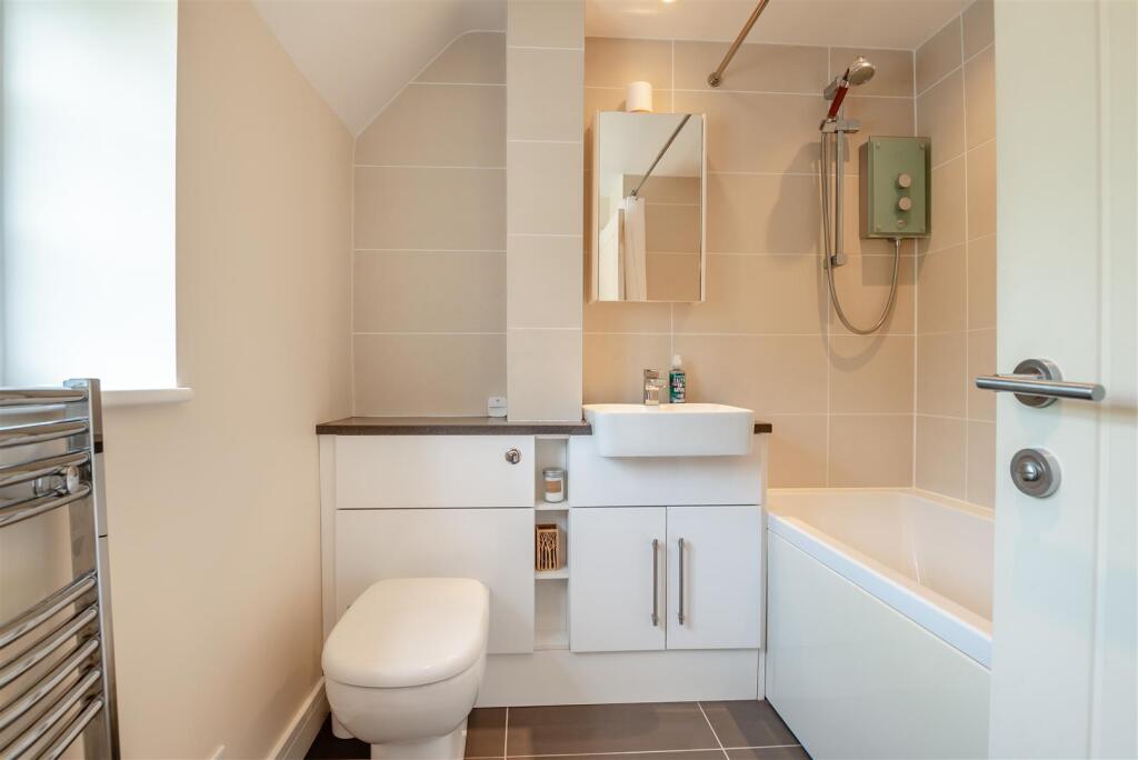 Family Bathroom 2.jpg