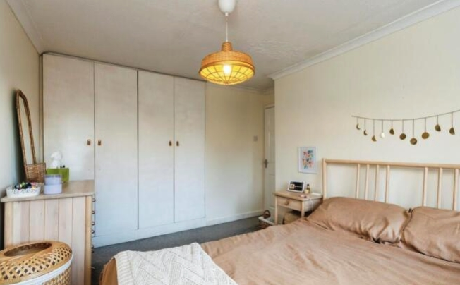 Built in wardrobes Bed 1