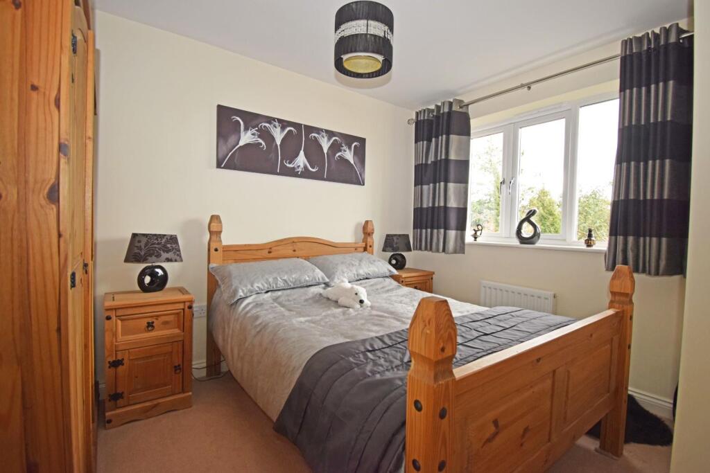 3 Hill Close, bed 2.jpg