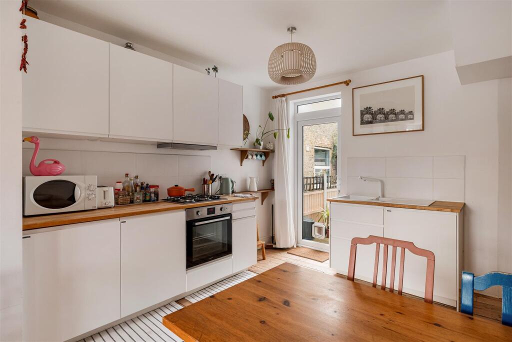 Pembar Avenue E17