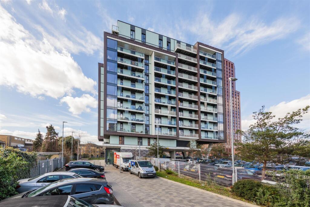 Station Approach, Hoe Street E17