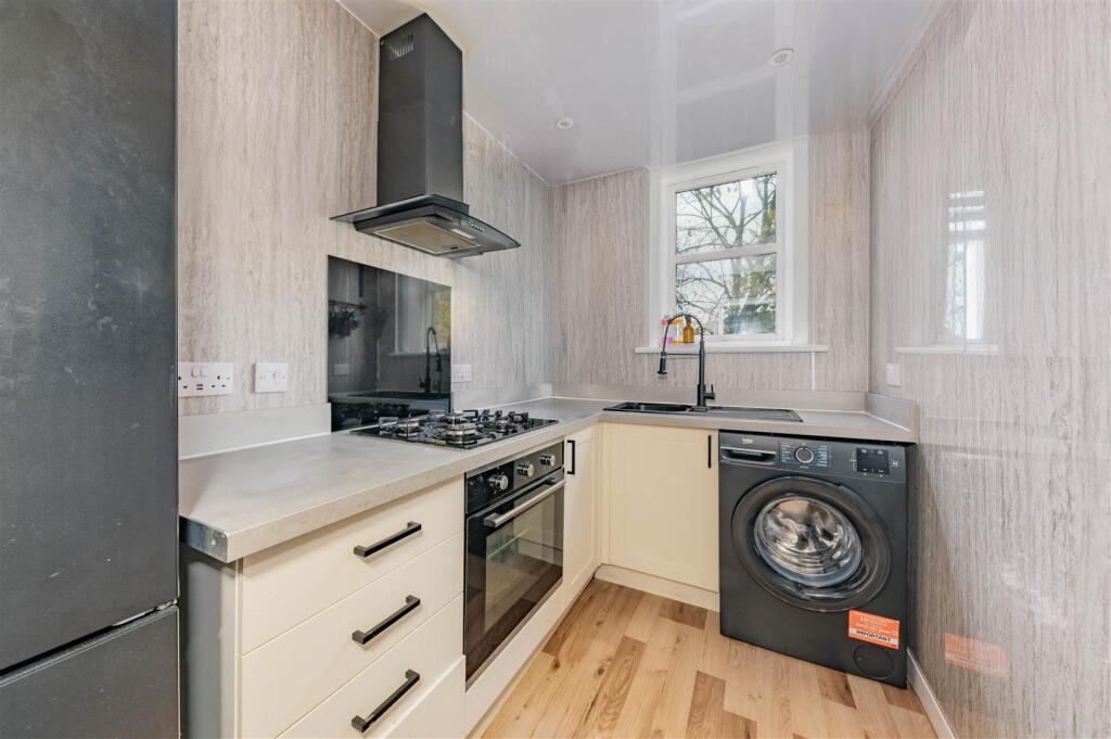 1R 102 Strathmartine Road Dundee-8.JPG