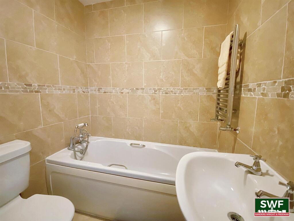 Ensuite1.jpg