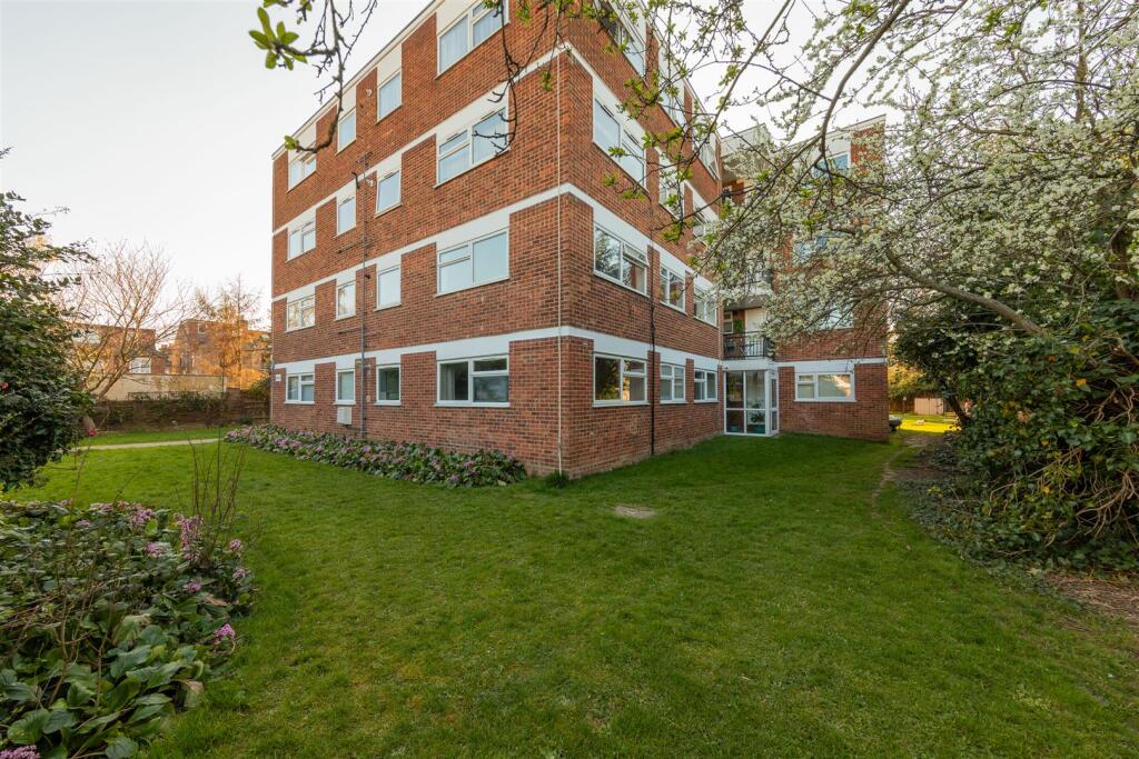 Lynwood Close, E18