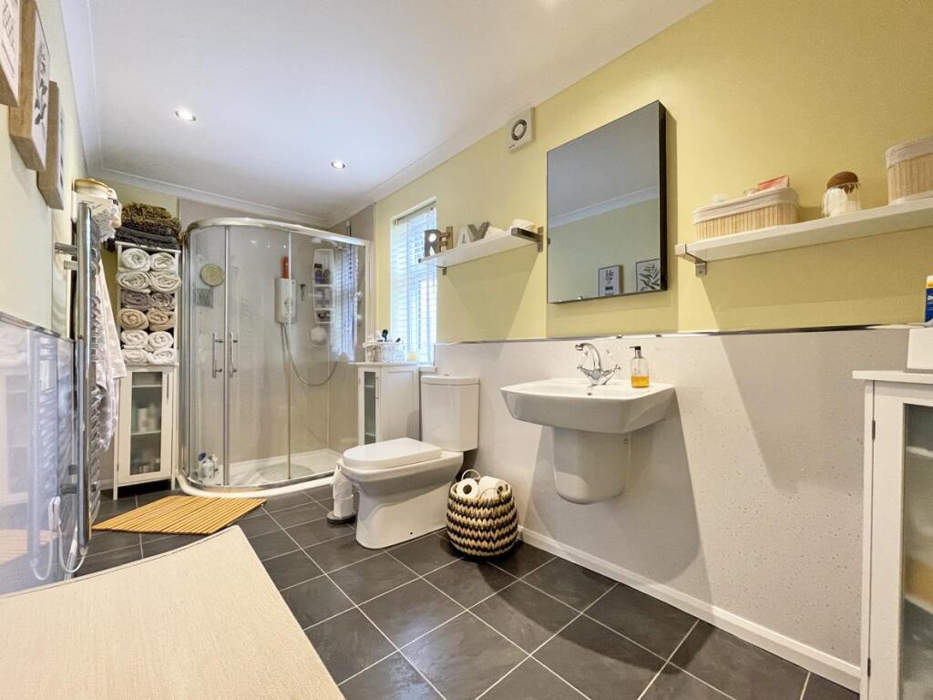 Crownhill Road 273 - Shower.jpg