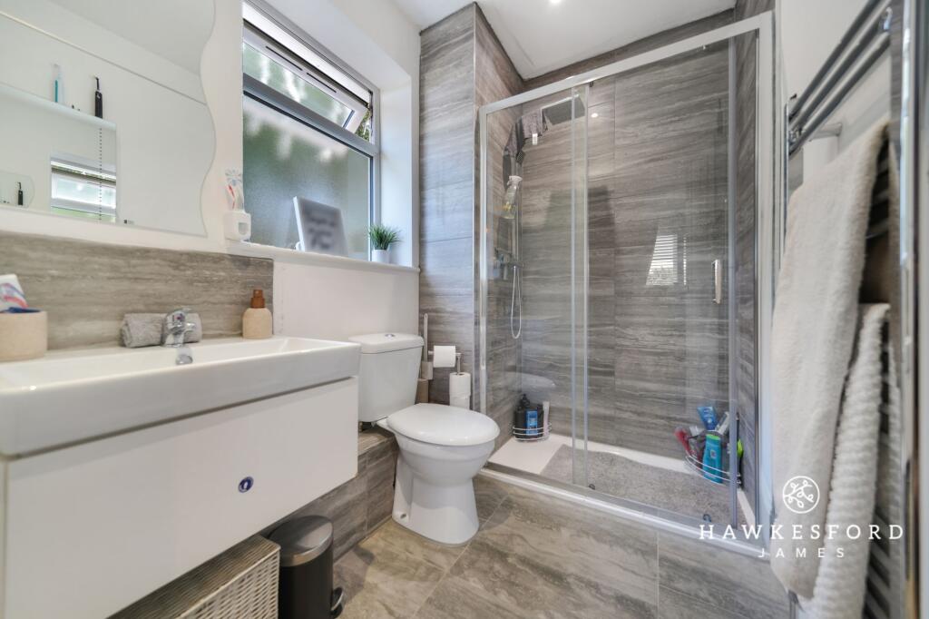 Church Road, Tonge - En suite