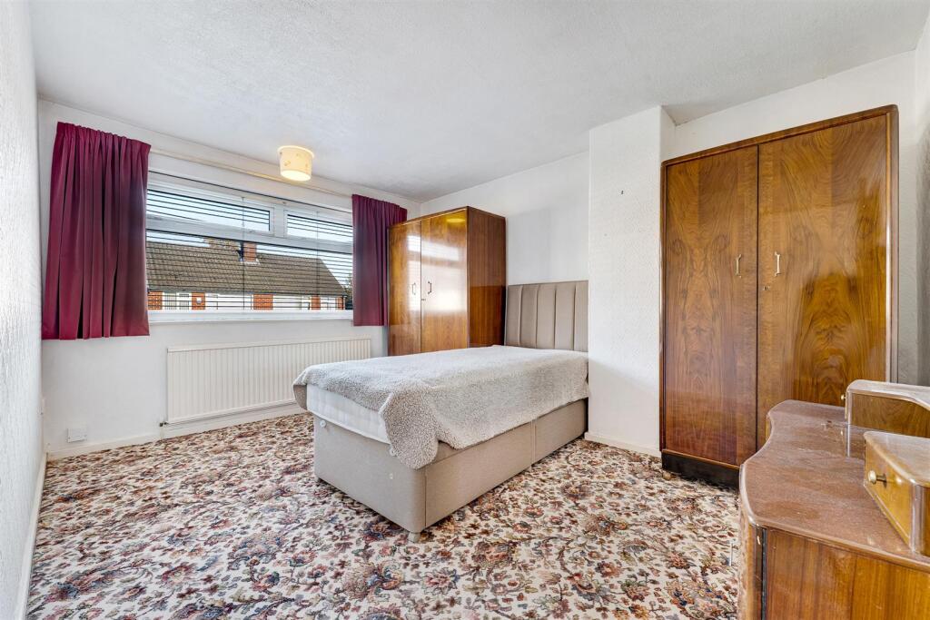 72 Sinclair Avenue bedroom 1.jpg