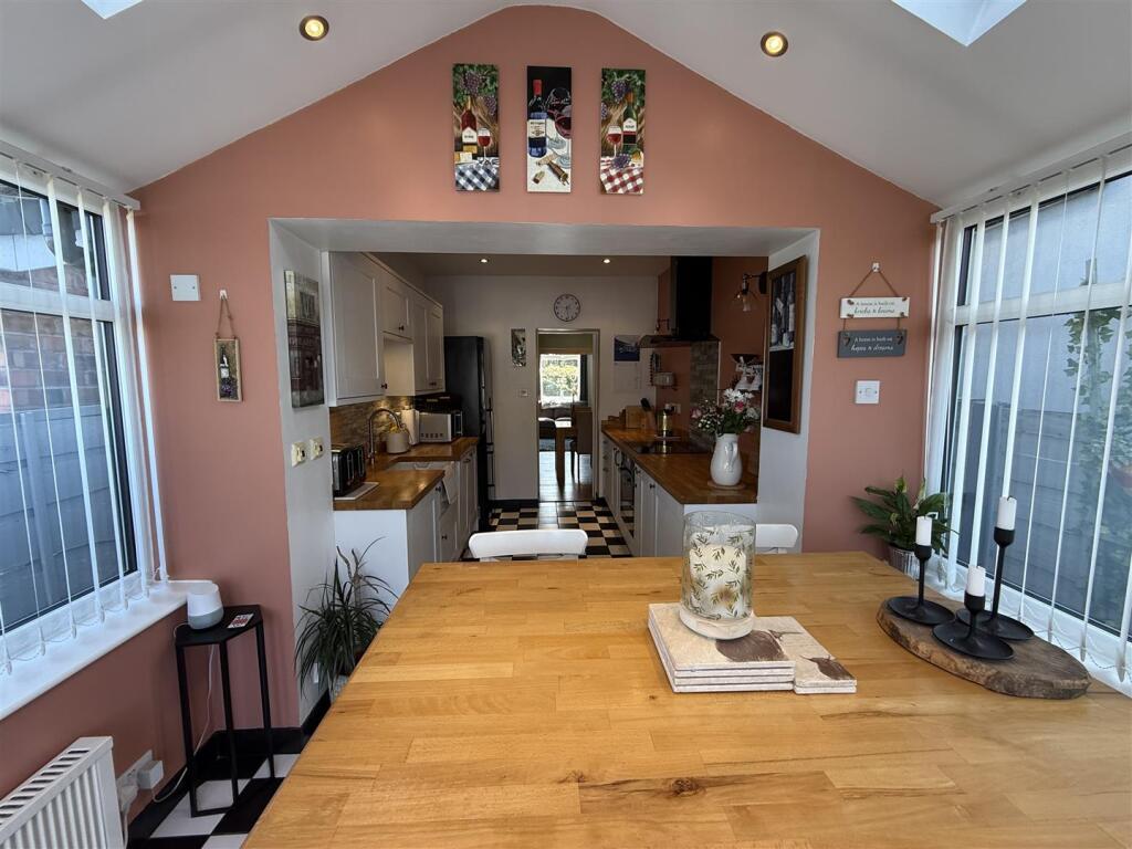 OPEN PLAN LOUNGE &amp; KITCHEN