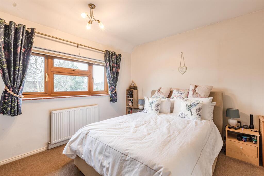 17 Cornwall Avenue, KT14 7EX - 11.jpg