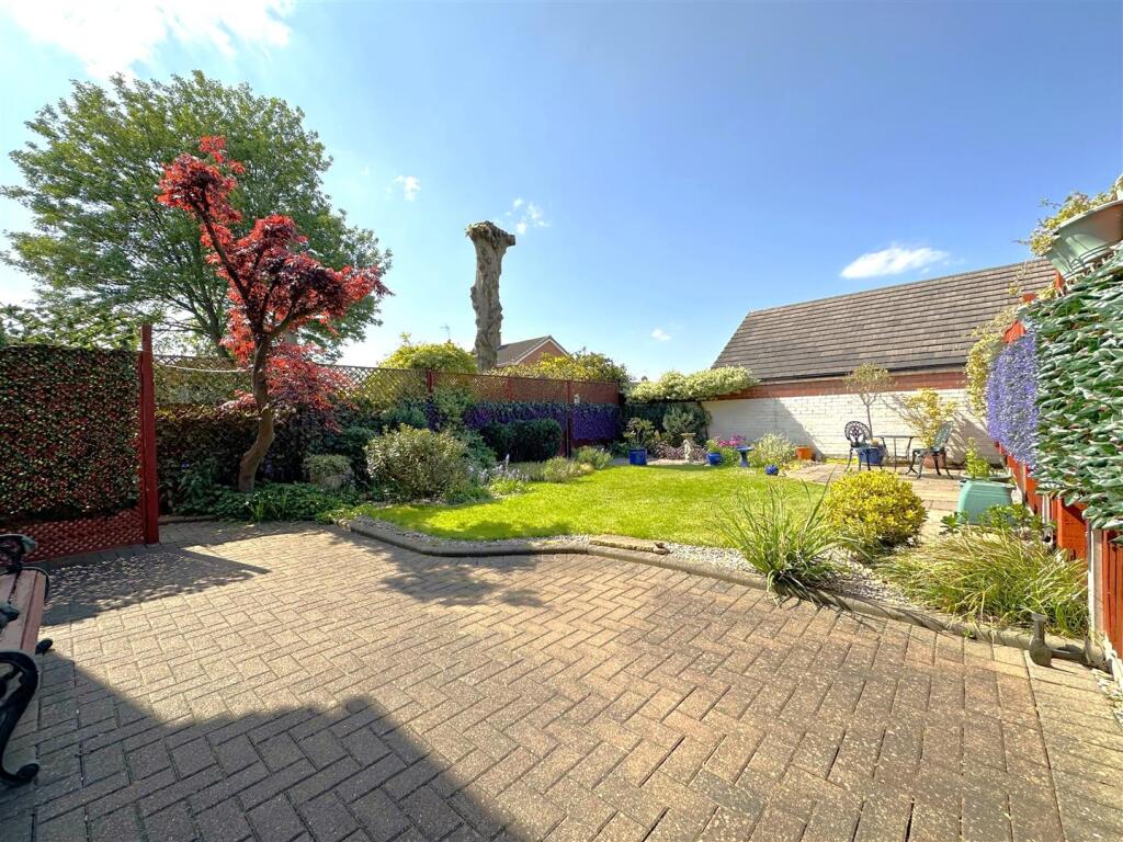 Well-Appointed Private Garden 069