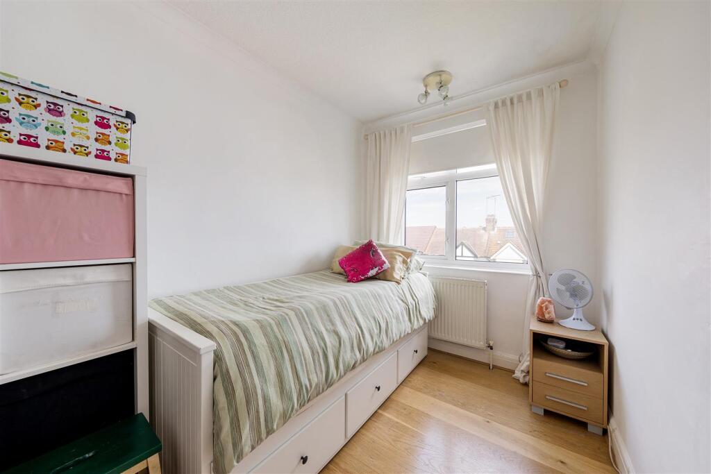 Larkshall Crescent E4