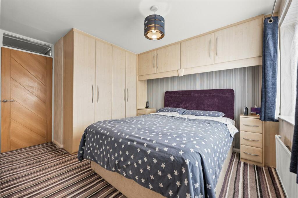 2 St James Close-22.jpg