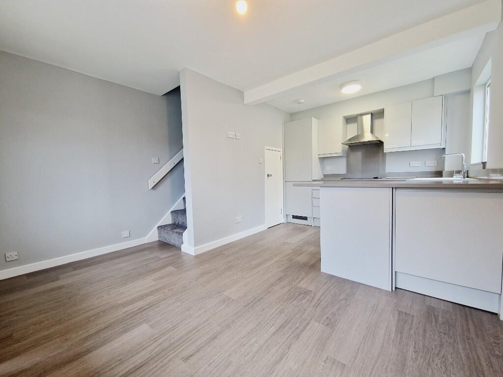 LOUNGE/KITCHEN