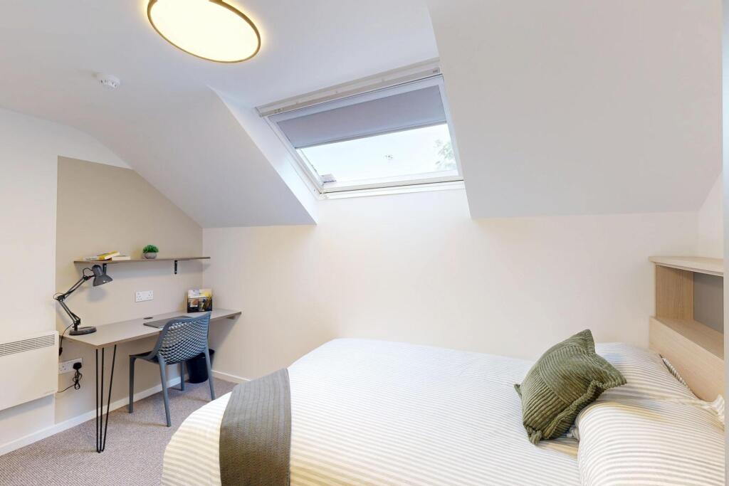 Bright, well-presented double bedroom with a co...