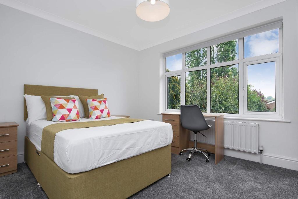 This inviting double bedroom features a comfort...