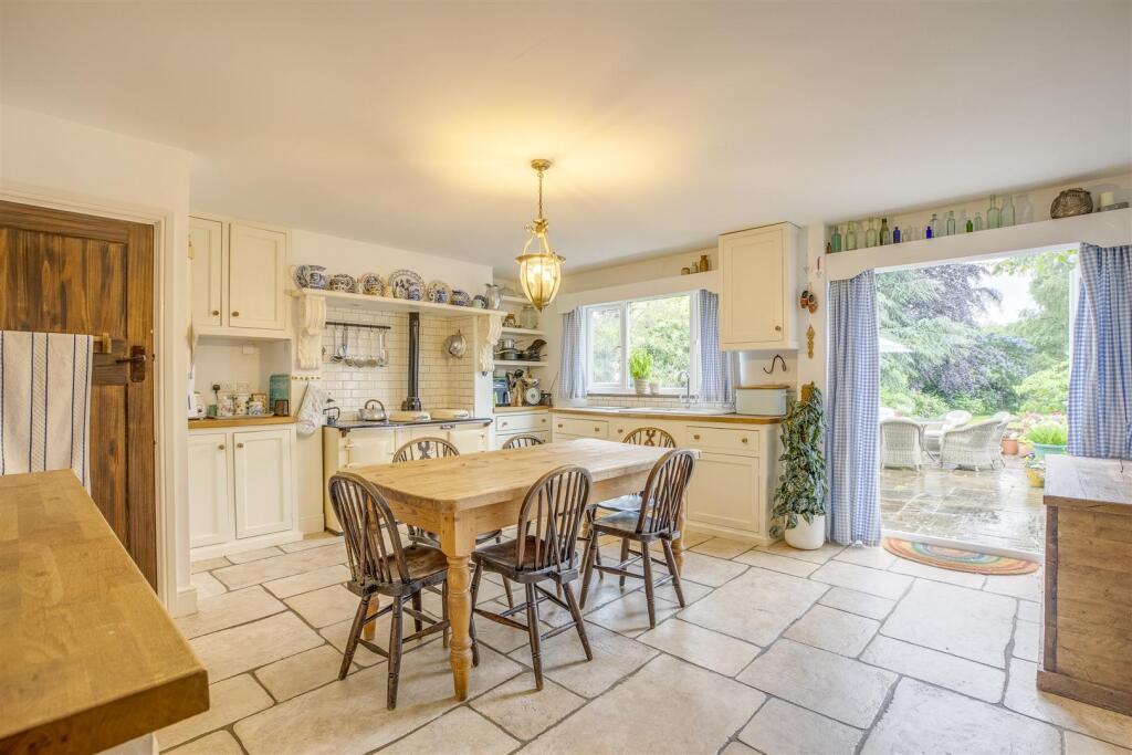 38 Wycombe Road, HP15 6RY-14.jpg