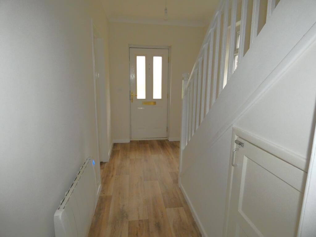 Pic 5 Hallway.JPG