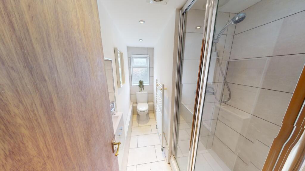 Bright and modern bathroom with a large walk-in...