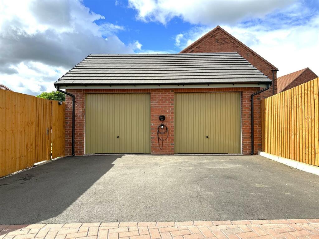 Multi-Car Driveway &amp; DOUBLE Garage 692