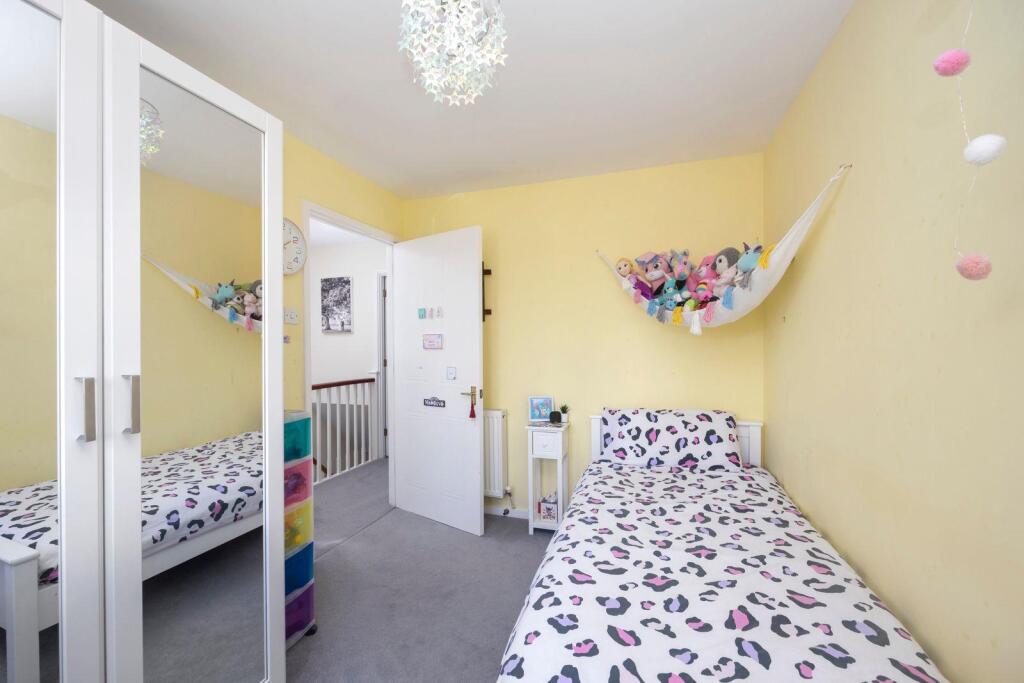 Henge Way 6 BEDROOM 2A.jpeg