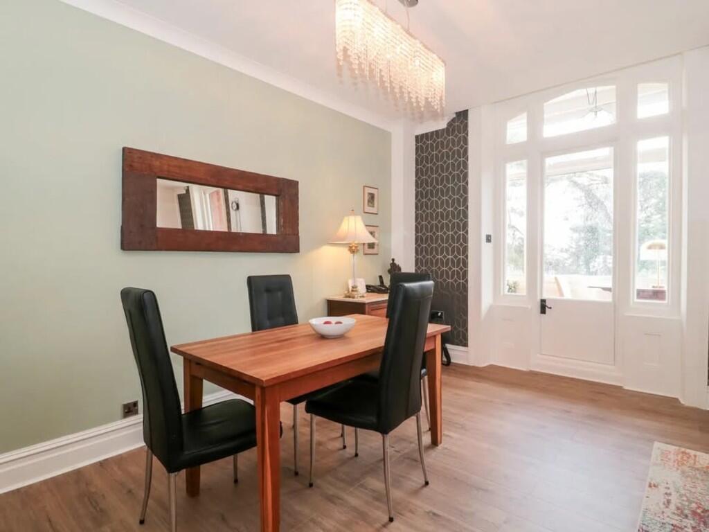 DINING ROOM (002)