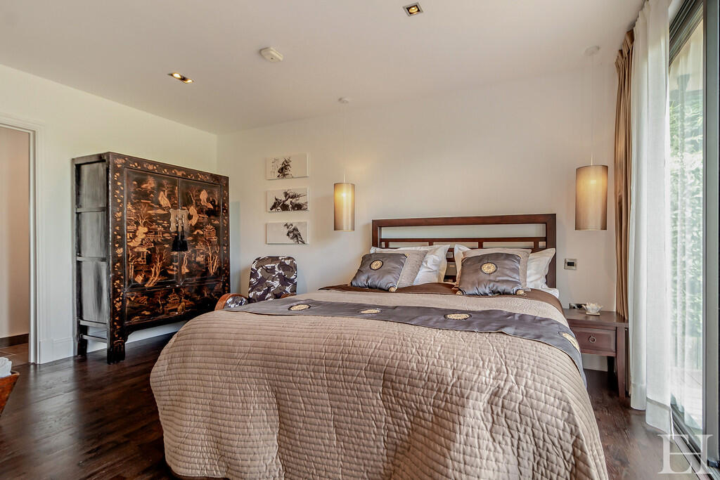 8605532-interiorW...