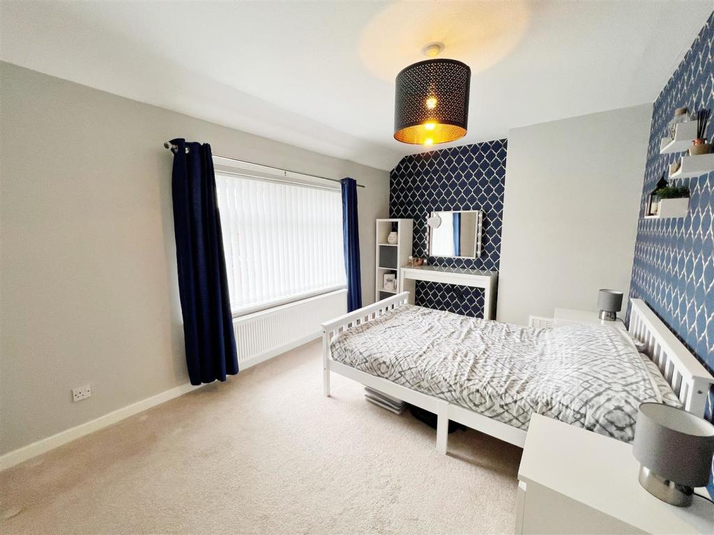Bedroom 1 pic 1.jpg