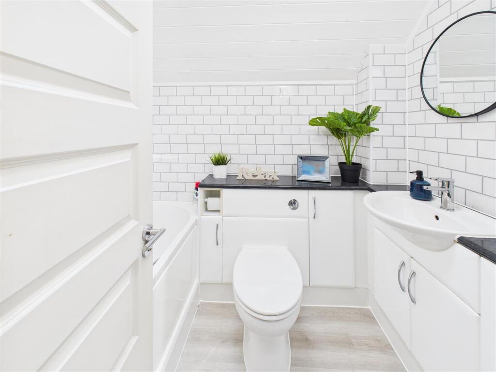 Bathroom NEW 1.jpg