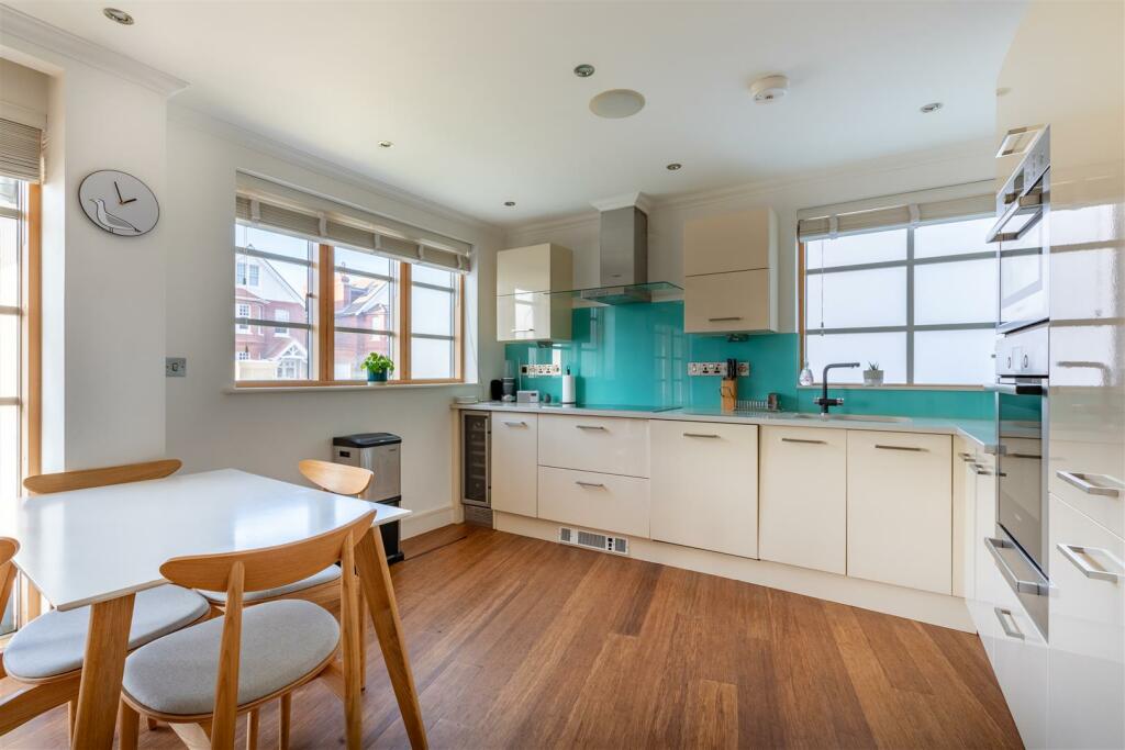 Kitchen/Dining Area