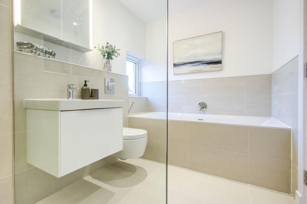 Principal En-Suite Bathroom