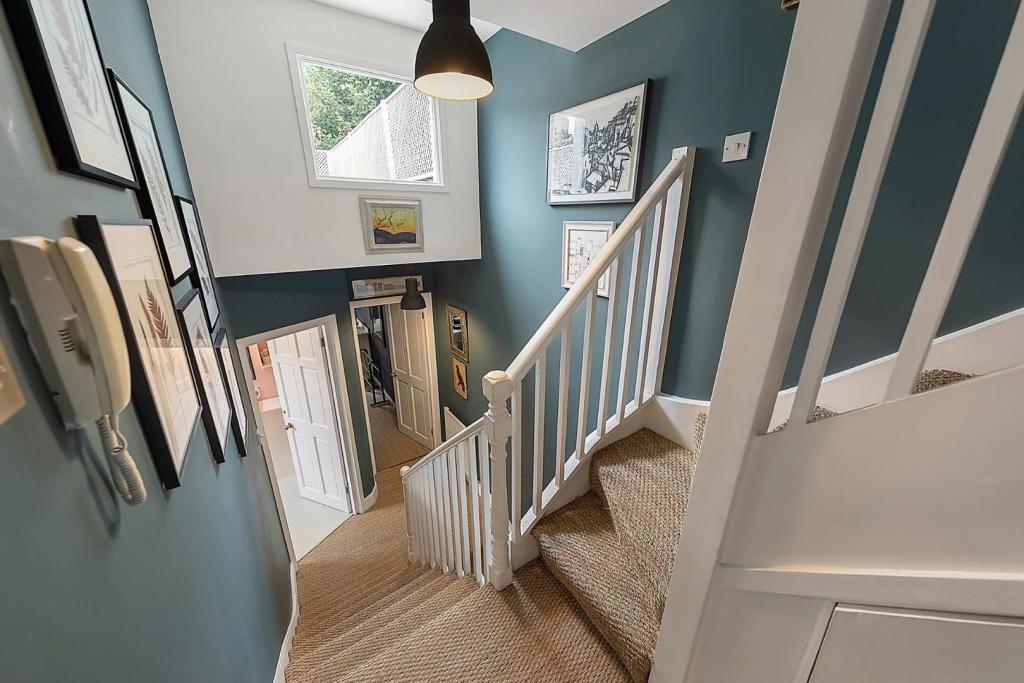 Hallway (2).jpg
