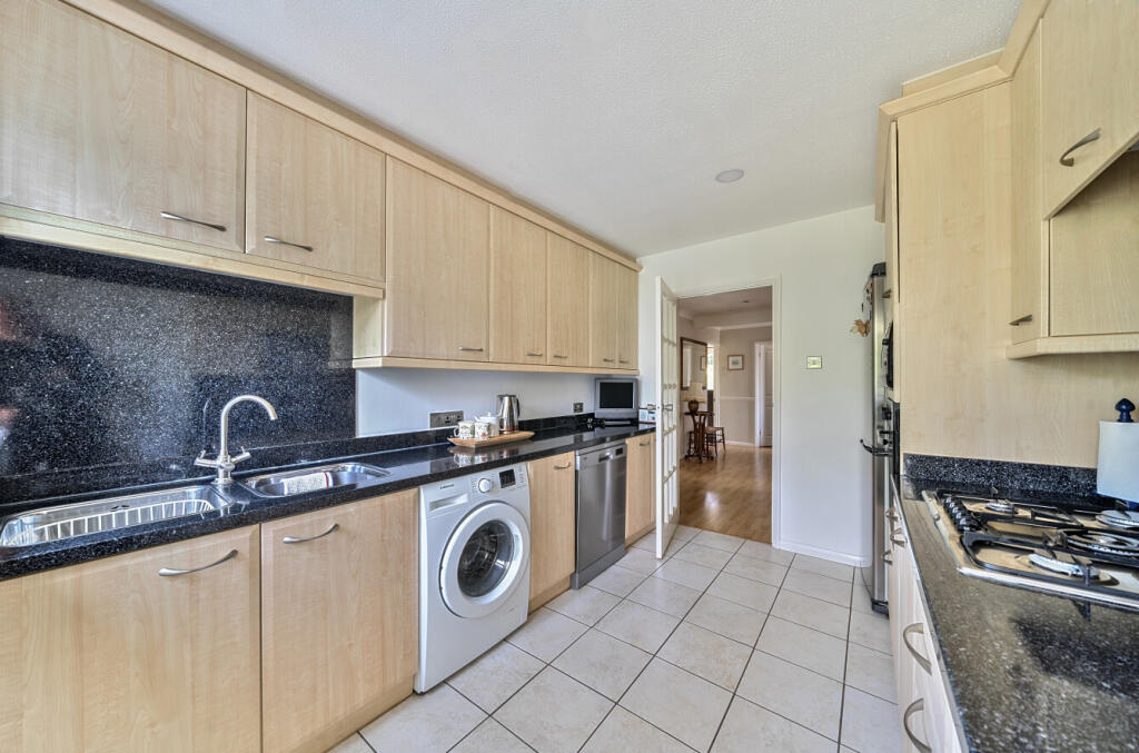 1295449-11-682b40...