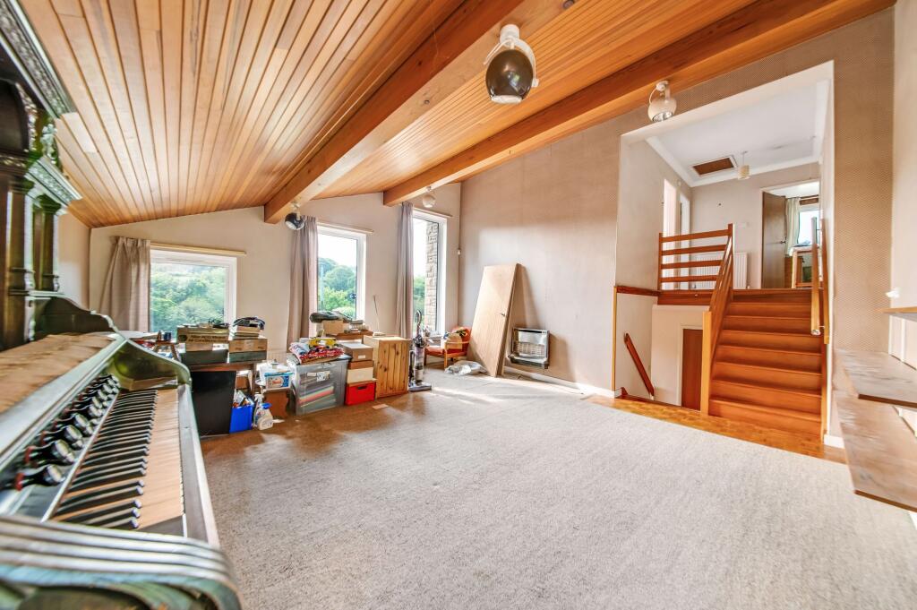 OPEN-PLAN SITTING ROOM