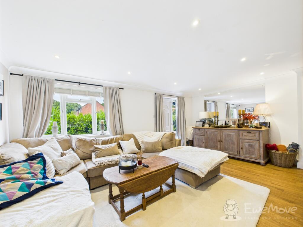 CAM03624G0-PR0153-STILL008