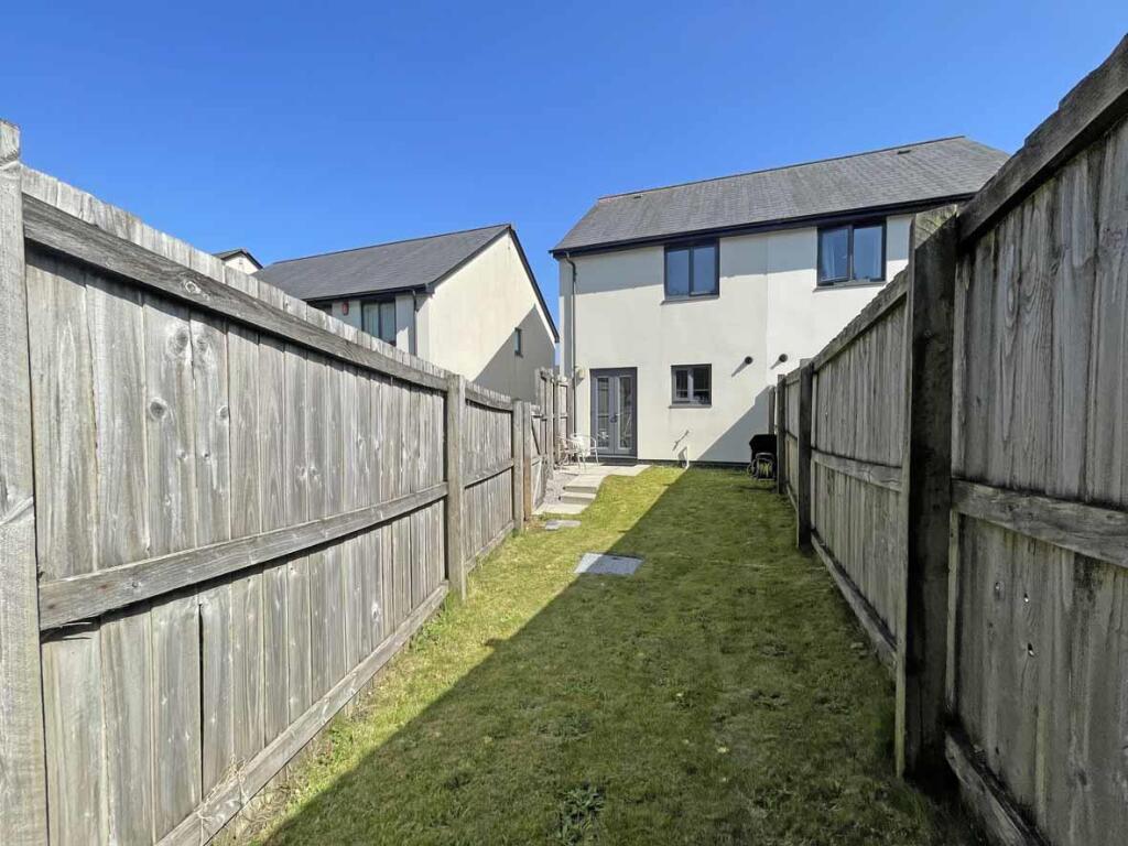 Cobham Close 49 - Garden 1.jpg