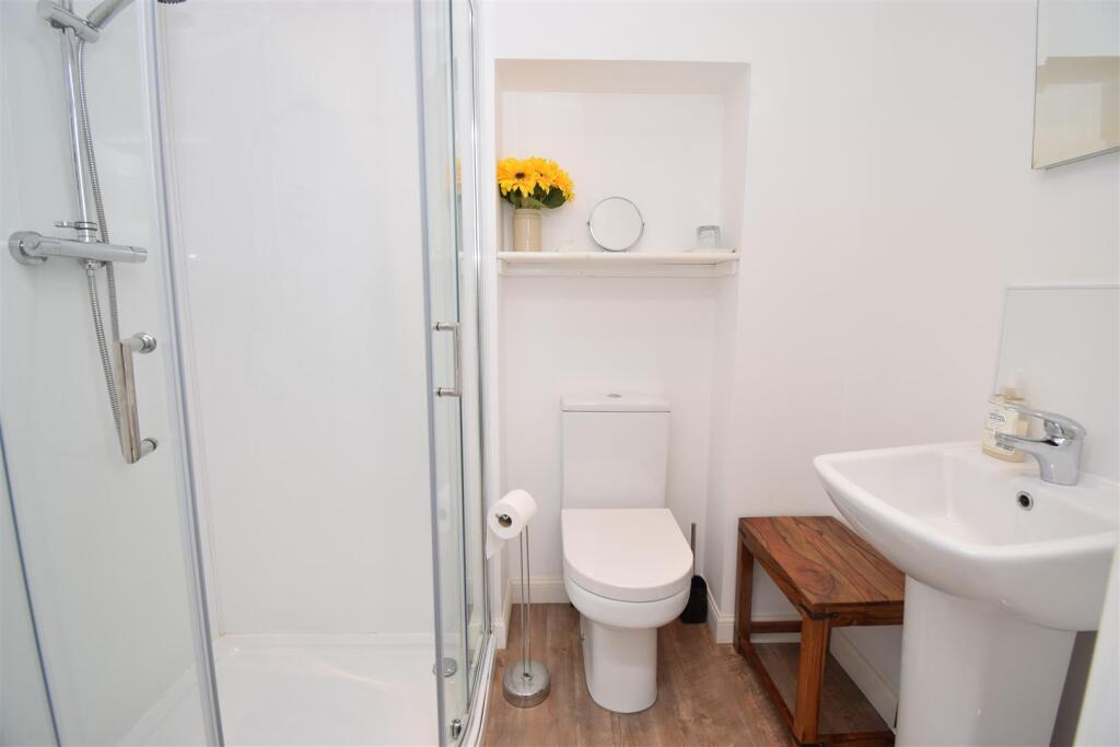 EN-SUITE SHOWER ROOM (2).JPG