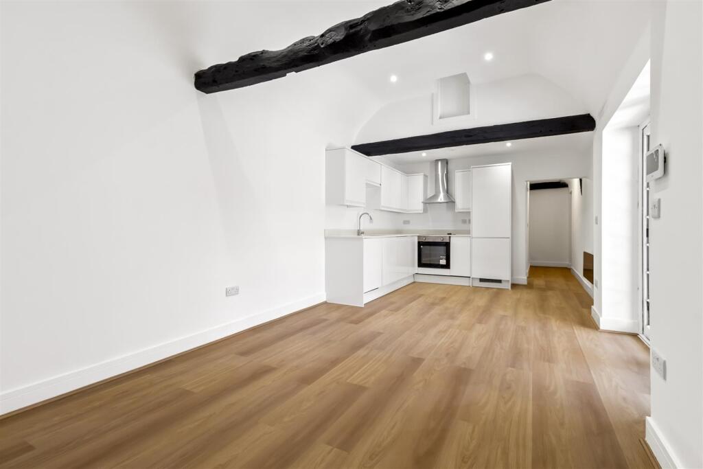 Tudor Court, 7-007.jpg