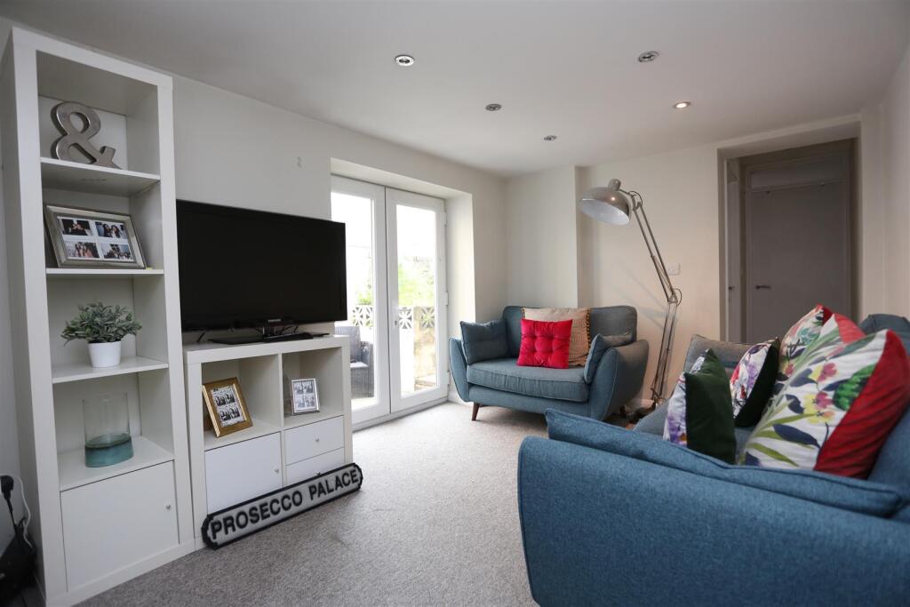 lgf 88 Goldstone Road - Furnished - Living Room (2