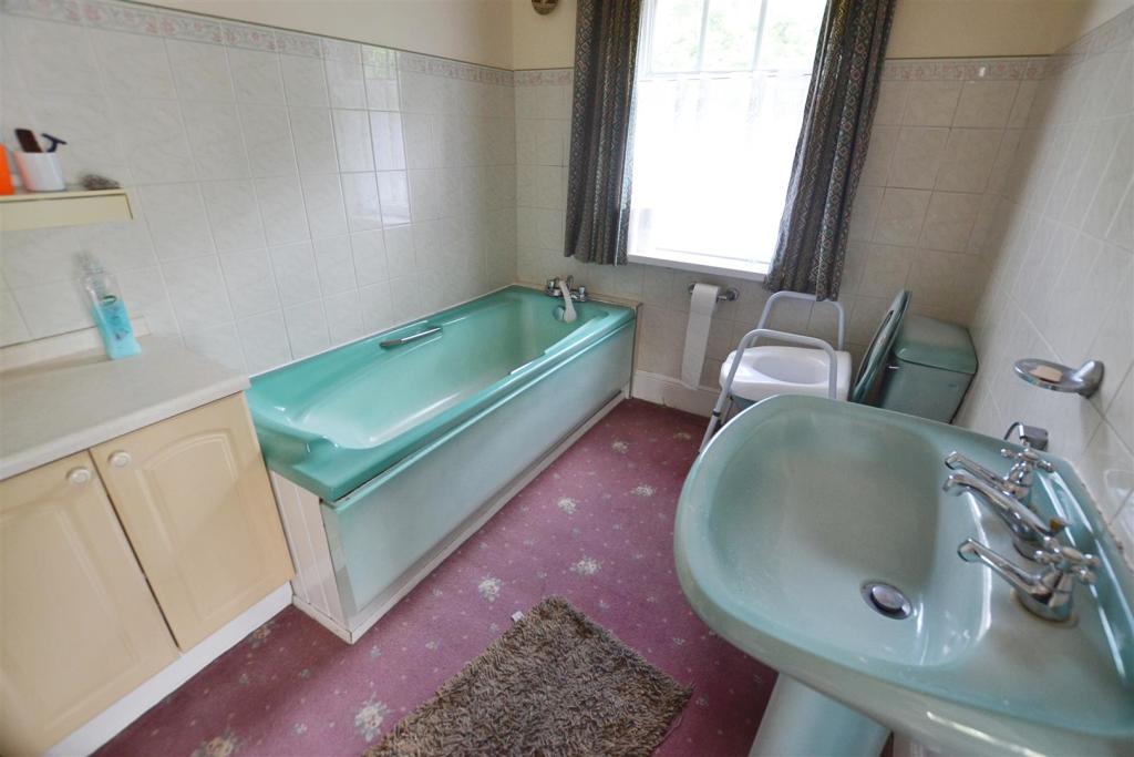 ensuite.JPG