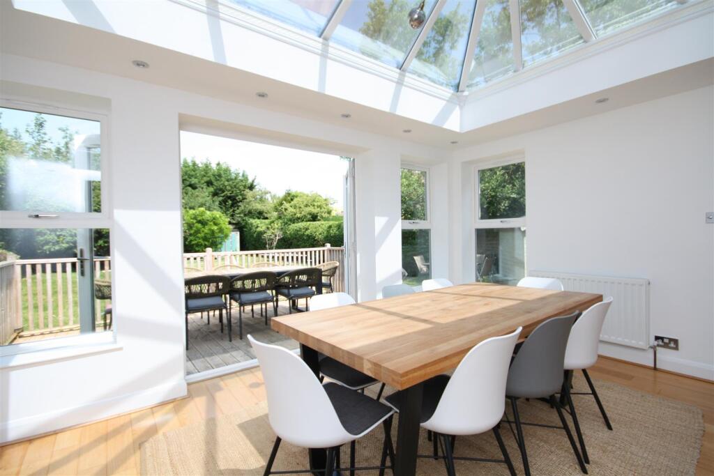 Open plan dining inside outside.JPG