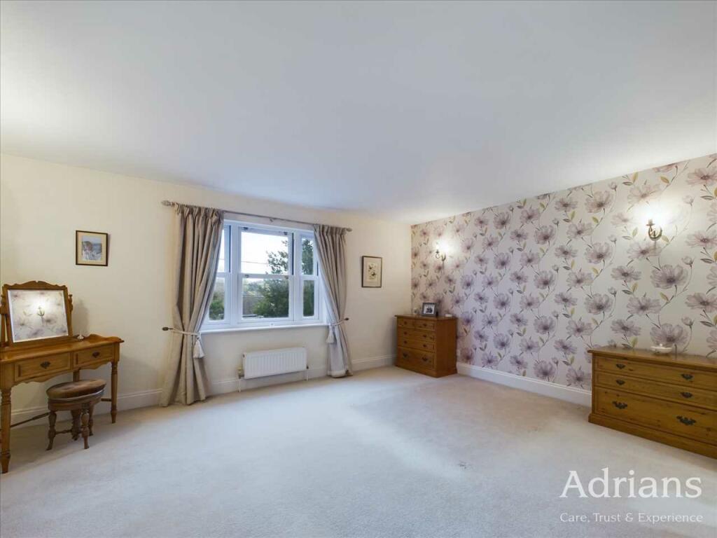 MAIN BEDROOM