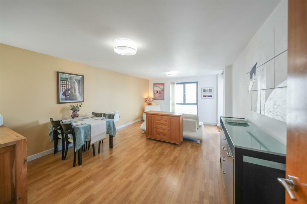 LIVING ROOM/DINING ROOM