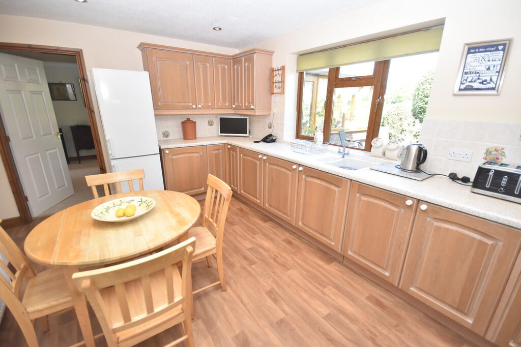 Kitchen/Breakfast...