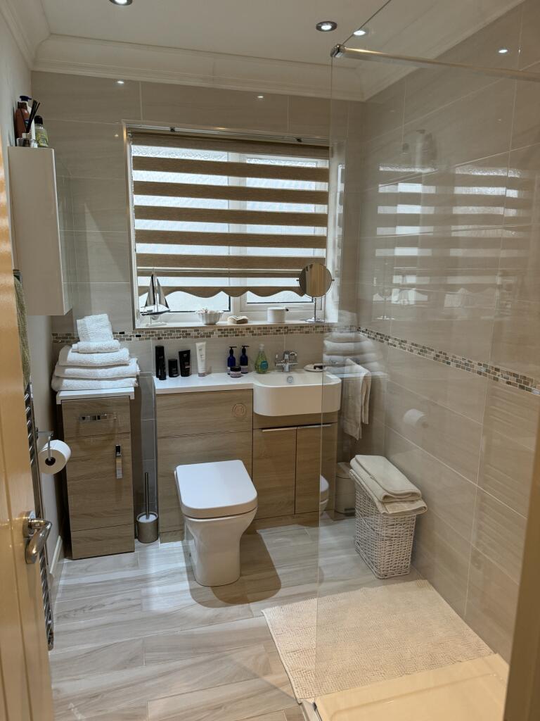 39 Grange Park, Bishopsteignton -  bathroom