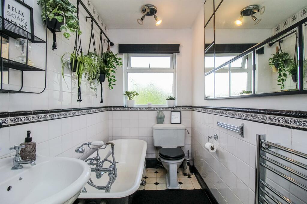 BATHROOM/W.C.