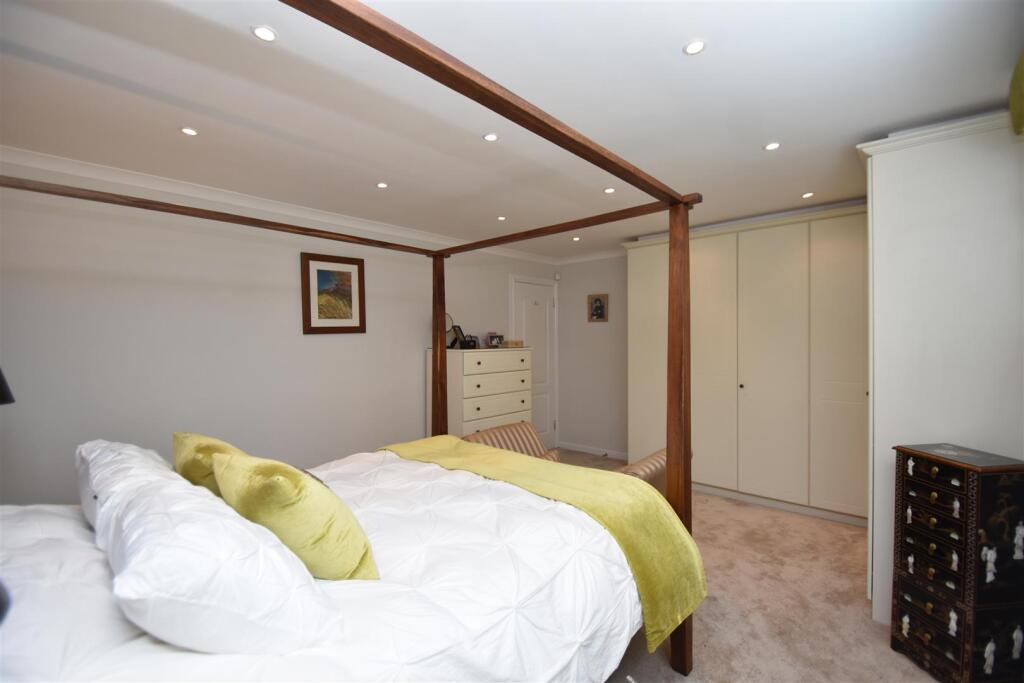Bedrom 1 (2).JPG