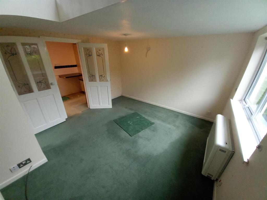 4 Copper Close L.Room.jpg