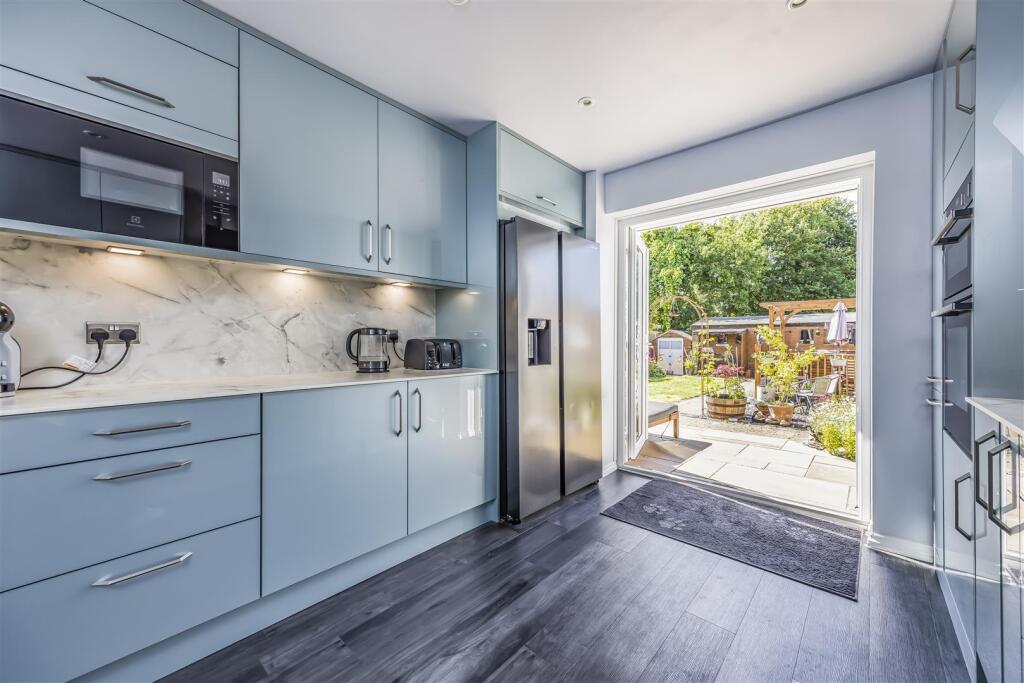1 Sunnyfields, Central Road, Drayton-PorticoMarket
