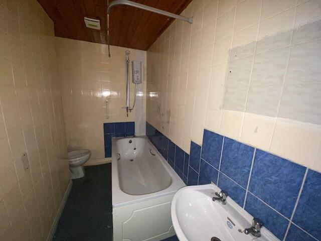 BATHROOM T202503281511.jpg